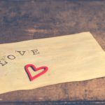 Meilės laiškų idėjos moterims, kad jos pasijustų mylimos